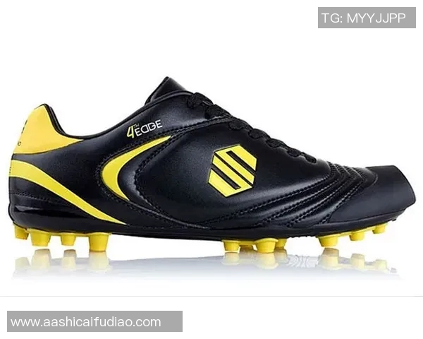 黑色足球鞋搭配球星实战上脚图,展现速度与力量的完美结合